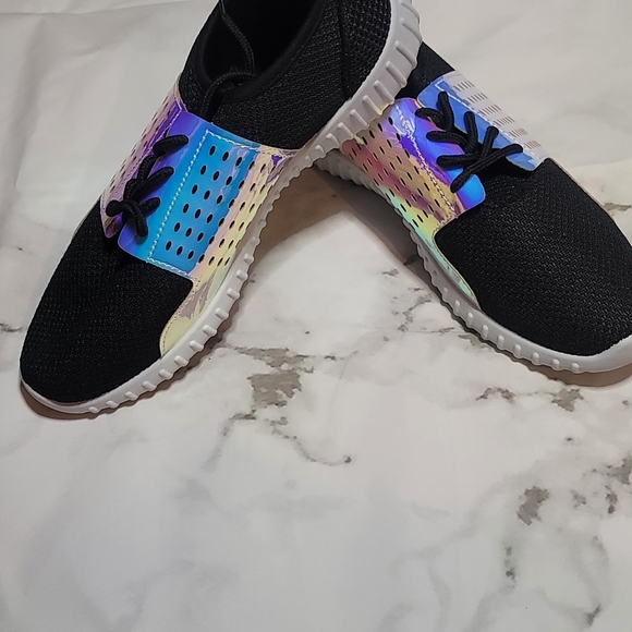 Whether you're shopping, working out, or at the airport, these sneakers are both - Picture 3 of 4